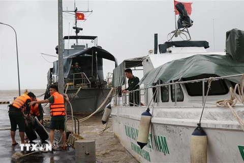 Cán bộ, chiến sỹ Hải đội biên phòng Phú Yên chuẩn bị lực lượng, phương tiện sẵn sàng sơ cứu người dân vùng bị ngập lụt. (Ảnh: Phạm Cường/TTXVN)
