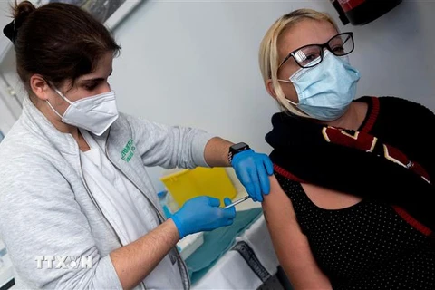 Nhân viên y tế tiêm vaccine phòng COVID-19 cho người dân tại Benidorm, Tây Ban Nha ngày 18/11. (Ảnh: AFP/TTXVN)