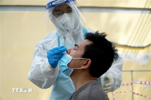 Nhân viên y tế xét nghiệm cho người dân phường Nguyễn An Ninh, thành phố Vũng Tàu. (Ảnh: Hoàng Nhị/TTXVN)