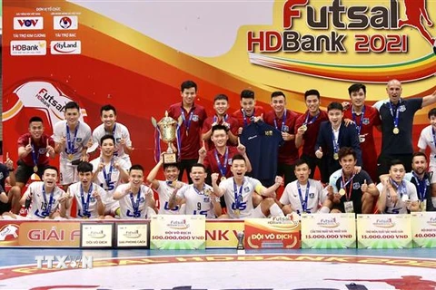 Đại diện Ban tổ chức trao Cup vô địch Quốc gia futsal HDBank năm 2021 cho đội bóng Thái Sơn Nam. (Ảnh: Thanh Vũ/TTXVN)