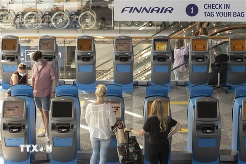 Hành khách đeo khẩu trang phòng dịch COVID-19 tại sân bay Helsinki, Phần Lan, ngày 21/6. (Ảnh: THX/ TTXVN)