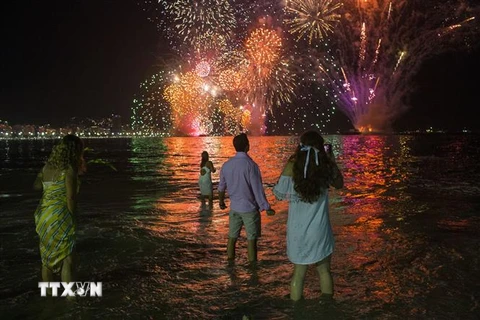 Màn bắn pháo hoa chào mừng Năm mới trên bãi biển Copacabana ở Rio de Janeiro, Brazil, ngày 31/12/2020. (Ảnh: AFP/TTXVN)