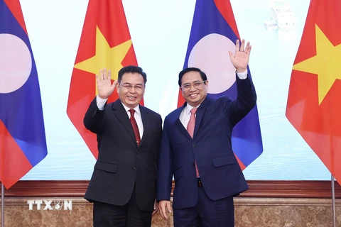 Thủ tướng Phạm Minh Chính và Chủ tịch Quốc hội Lào Xaysomphone Phomvihane chụp ảnh chung. (Ảnh: Dương Giang/TTXVN)