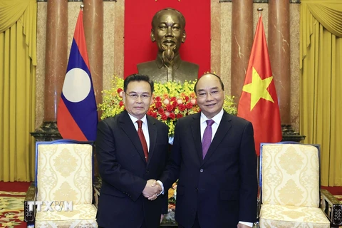 Chủ tịch nước Nguyễn Xuân Phúc tiếp Chủ tịch Quốc hội Lào Xaysomphone Phomvihane. (Ảnh: Thống Nhất/TTXVN)