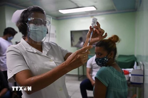 Tiêm vaccine ngừa COVID-19 tại Cienfuegos, Cuba, ngày 30/5/2021. (Ảnh: AFP/TTXVN)