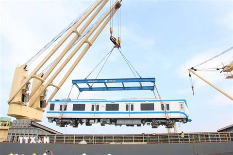 Toa xe đầu tiên của đoàn tàu số 8 Metro Bến Thành-Suối Tiên được cầu khỏi tàu vận chuyển. (Ảnh minh họa: Tiến Lực/TTXVN)