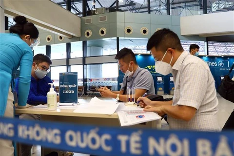 Hành khách nhập cảnh vào Việt Nam trên các chuyến bay phải đáp ứng quy định về phòng, chống dịch bệnh; tiêm đủ hai mũi vaccine hoặc đã khỏi COVID-19, có xét nghiệm PCR âm tính trong thời gian 72 giờ trước khi lên máy bay. (Ảnh: Huy Hùng/TTXVN) 