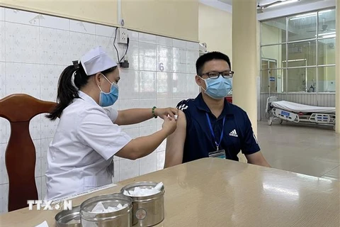 Tiêm vaccine phòng COVID-19 tại Đồng Nai. (Ảnh: Lê Xuân/TTXVN)