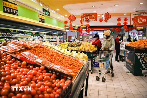 Người dân mua hàng trong siêu thị tại tỉnh Hắc Long Giang, Trung Quốc. (Ảnh: THX/ TTXVN)