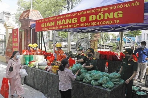 "Gian hàng 0 đồng" trong những ngày giãn cách ở Hà Nội. (Ảnh: Trần Việt/TTXVN)