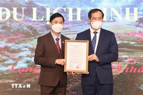 Trao Quyết định công nhận của UBND tỉnh Lạng Sơn về Biểu trưng và Khẩu hiệu du lịch tỉnh Lạng Sơn. (Ảnh: Anh Tuấn/TTXVN)