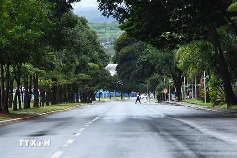 Cảnh vắng vẻ tại một tuyến phố ở Brasilia, Brazil khi các biện pháp hạn chế được áp dụng nhằm ngăn dịch COVID-19 lây lan ngày 28/2. (Ảnh: AFP/TTXVN)