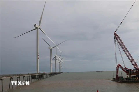 Lắp đặt trụ điện gió Dự án điện gió Đông Hải 1 - Trà Vinh. (Ảnh: Phúc Sơn/TTXVN)