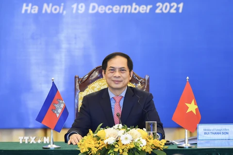 Bộ trưởng Ngoại giao Bùi Thanh Sơn đồng chủ trì cuộc họp Ủy ban Hỗn hợp Việt Nam-Campuchia. (Ảnh: TTXVN)
