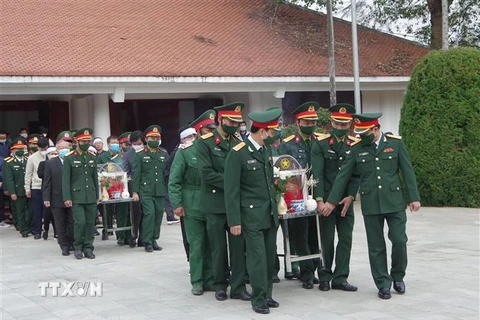 Lễ truy điệu và an táng hài cốt liệt sĩ Tô Kim Chủy và đồng đội cùng hi sinh trong Chiến dịch Điện Biên Phủ năm 1954. (Ảnh: TTXVN phát)