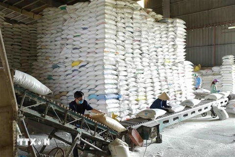 Dây chuyền chế biến, đóng gói gạo thành phẩm tại nhà máy chế biến lương thực Long An (thuộc Tổng công ty Lương thực miền Nam - Vinafood 2). (Ảnh: Vũ Sinh/TTXVN)