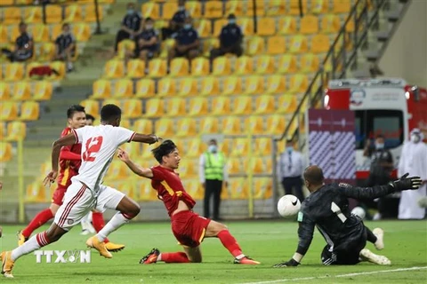 Minh Vương ghi bàn gỡ 2-3 cho đội tuyển Việt Nam vào lưới UAE ở phút 90+3. (Ảnh: Hoàng Linh/TTXVN)