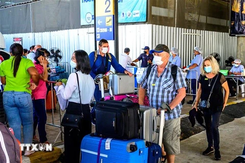 Du khách nước ngoài tới sân bay Phuket, Thái Lan. (Ảnh: AFP/TTXVN)