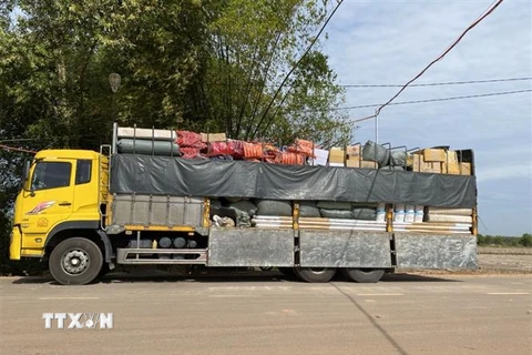 Phương tiện hàng hóa cất giấu 200.000 USD bị hải quan cửa khẩu Phước Tân tạm giữ. (Ảnh: Lê Đức Hoảnh/TTXVN)