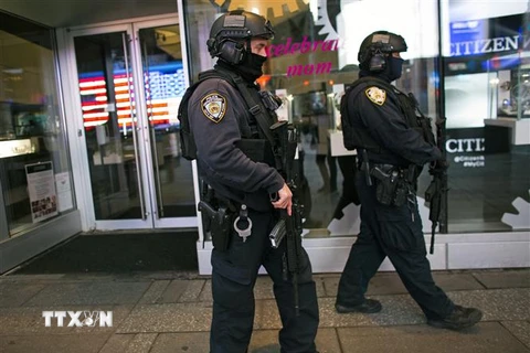 Cảnh sát tuần tra sau vụ xả súng tại Quảng trường Thời đại ở New York, Mỹ. (Ảnh: AFP/TTXVN)