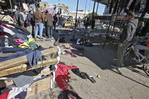Hiện trường vụ đánh bom kép tại khu chợ trên quảng trường Tayaran ở trung tâm Baghdad, Iraq ngày 21/1. (Ảnh: AFP/TTXVN)