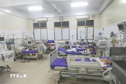 Các nạn nhân được điều trị tại Bệnh viện Đa khoa tỉnh trước khi chuyển lên tuyến trên. (Ảnh: TTXVN phát)