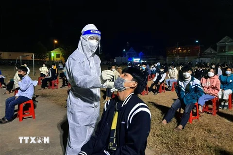Lực lượng chức năng huyện biên giới Kỳ Sơn (Nghệ An) xuyên đêm xét nghiệm cho người dân. (Ảnh: Văn Tý/TTXVN)