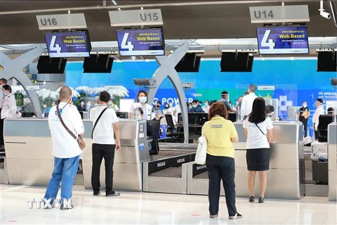 Nhân viên sân bay xếp hàng chờ tiêm vaccine ngừa COVID-19 tại sân bay Suvarnabhumi ở Bangkok, Thái Lan. (Ảnh: AFP/TTXVN)