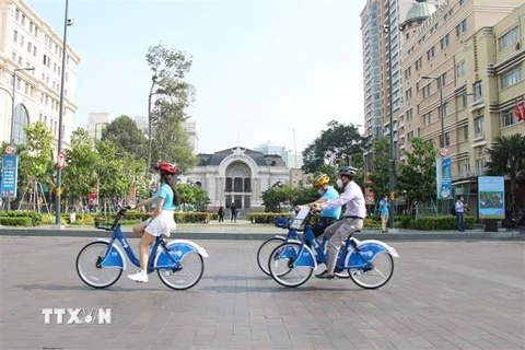 Trải nghiệm sử dụng dịch vụ xe đạp công cộng trên đường Nguyễn Huệ, TP.HCM. (Ảnh minh họa: Tiến Lực/TTXVN)