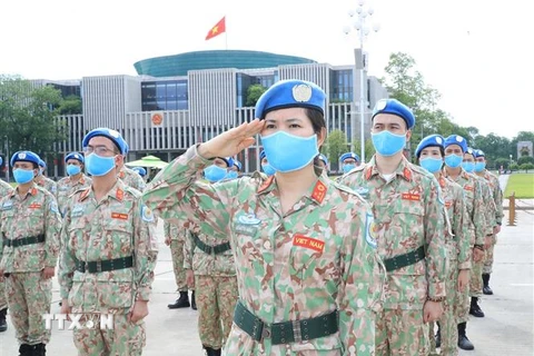 Các sỹ quan của Bệnh viện dã chiến cấp 2 số 2 và làm nhiệm vụ gìn giữ hòa bình Liên hợp quốc báo công dâng Bác. (Ảnh: Trọng Đức/TTXVN)