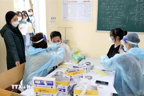Lực lượng y tế tiêm vaccine mũi 2 phòng COVID-19 cho học sinh trường THPT Việt Trì, tỉnh Phú Thọ. (Ảnh: Trung Kiên/TTXVN)