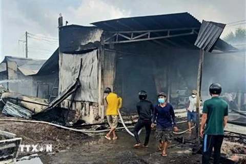 Hiện trường vụ cháy xe tải chở dầu khiến 4 nhà dân gần đó bị thiêu rụi hoàn toàn tại địa bàn xã Khánh Hội, huyện U Minh. (Ảnh: TTXVN phát)