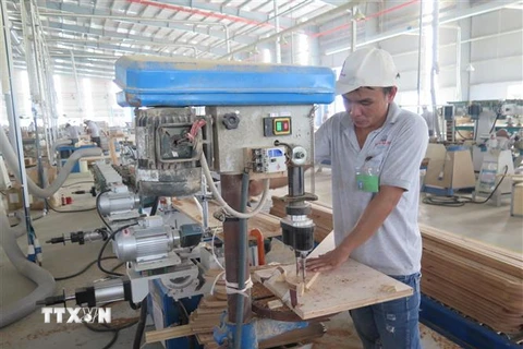 Sản xuất đồ gỗ xuất khẩu sang thị trường Mỹ tại Công ty Triệu Phú Lộc (Bình Dương). (Ảnh: TTXVN)