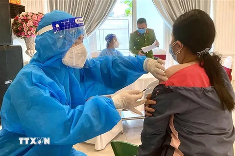 Tiêm vaccine phòng COVID-19 cho người dân thành phố Huế. (Ảnh: Mai Trang/TTXVN)
