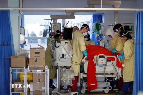 Nhân viên y tế điều trị cho bệnh nhân COVID-19 tại bệnh viện ở Portsmouth, Anh ngày 23/3/2021. (Ảnh: AFP/TTXVN)