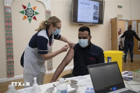 Nhân viên y tế tiêm vaccine phòng COVID-19 cho người dân tại Nottingham, England ngày 6/4. (Ảnh: AFP/ TTXVN)