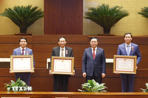 Chủ tịch Quốc hội Vương Đình Huệ trao tặng Huân chương Lao động của Chủ tịch nước cho các cá nhân có thành tích xuất sắc. (Ảnh: Doãn Tấn/TTXVN)