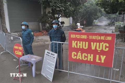 Lực lượng chức năng lập chốt tại khu vực có ca nghi nhiễm tại Hà Nội. (Ảnh: Phạm Hùng/TTXVN phát)