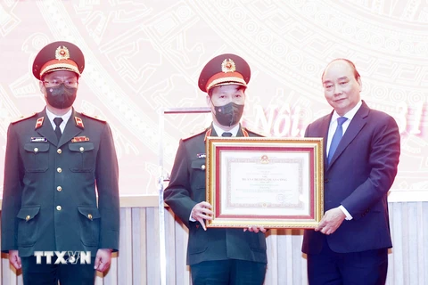 Chủ tịch nước Nguyễn Xuân Phúc trao tặng Huân chương quân công Hạng Nhì cho Viện Kiểm sát quân sự Trung ương. (Ảnh: Thống Nhất/TTXVN)