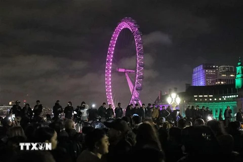 Người dân đón chào Năm mới 2022 ở thủ đô London, Anh, ngày 1/1/2022. (Ảnh: THX/TTXVN)