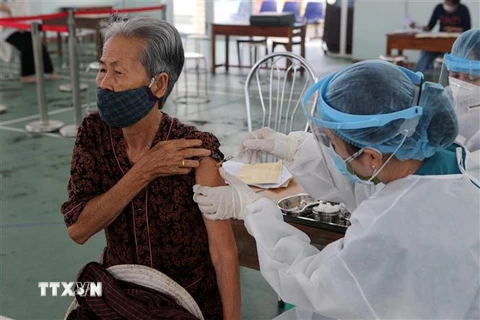 Nhân viên y tế tiêm vaccine phòng COVID-19 cho người cao tuổi, người có bệnh lý nền tại Đà Nẵng. (Ảnh: Trần Lê Lâm/TTXVN)