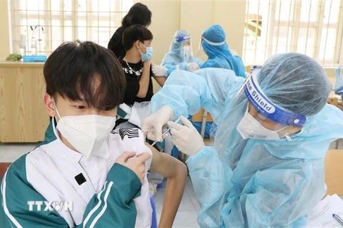 Lực lượng y tế tiêm vaccine mũi 2 phòng COVID-19 cho học sinh Trường THPT Việt Trì, tỉnh Phú Thọ. (Ảnh: Trung Kiên/TTXVN)