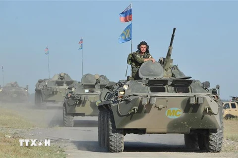 Các lực lượng của Tổ chức Hiệp ước An ninh Tập thể (CSTO) tham gia một cuộc diễn tập quân sự ở thao trường Ala-Too, ngoại ô thủ đô Bishkek, Kyrgyzstan. (Ảnh: AFP/TTXVN)