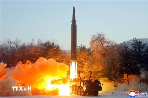 Một tên lửa siêu thanh kiểu mới được phóng từ tỉnh Jagang, miền Bắc Triều Tiên. (Ảnh: YONHAP/TTXVN)