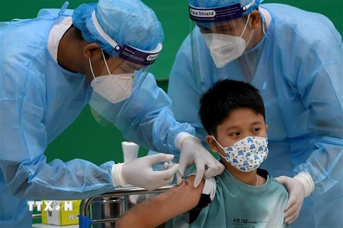 Nhân viên y tế tiêm vaccine phòng COVID-19 của Sinovac cho trẻ em tại Phnom Penh, Campuchia ngày 17/9/2021. (Ảnh: AFP/TTXVN)