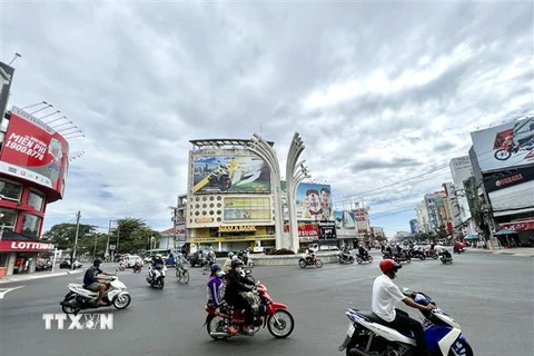 Người dân lưu thông bình thường tại khu vực Vòng xoay Đèn 4 Ngọn trên Quốc lộ 91 qua địa bàn thành phố Long Xuyên, tỉnh An Giang. (Ảnh: Thanh Sang/TTXVN)