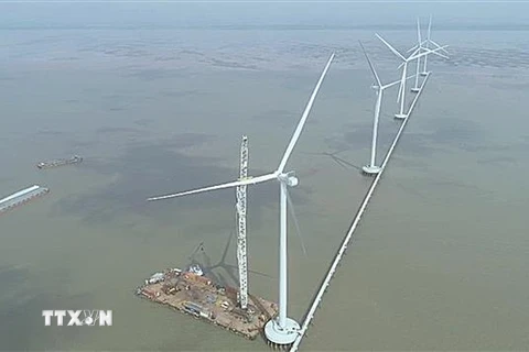 Lắp đặt cánh quạt trụ điện tại Dự án điện gió Đông Hải 1 (huyện Đông Hải). (Ảnh: Chanh Đa/TTXVN)