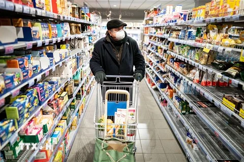 Người dân mua hàng trong siêu thị tại Berlin, Đức. (Ảnh: AFP/TTXVN)