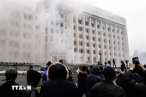 Người biểu tình quá khích tấn công tòa thị chính thành phố Almaty, Kazakhstan ngày 5/1/2022. (Ảnh: AFP/TTXVN)