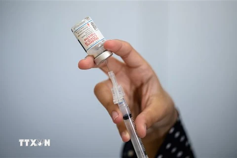 Nhân viên y tế chuẩn bị tiêm vaccine phòng COVID-19 của hãng dược Moderna cho người dân tại New York, Mỹ. (Ảnh: AFP/ TTXVN)